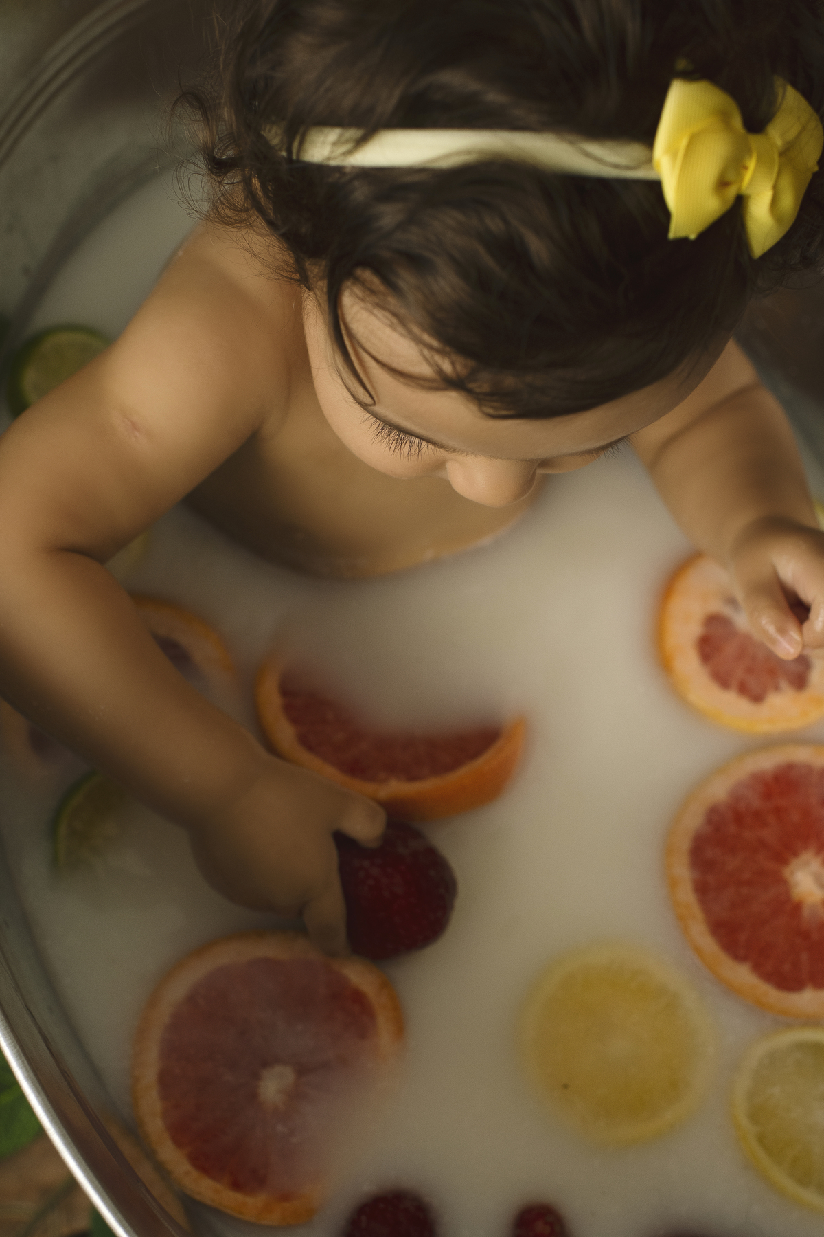 milk bath, barra da tijuca, ensaio do banho, banho de leite, banho de bebê, foto de bebê, barra da tijuca, fotografia newborn, fotografia infantil, sessão splash, sessão de banho de leite, banho com frutas, banho com flores, melhor fotógrafa do Rio