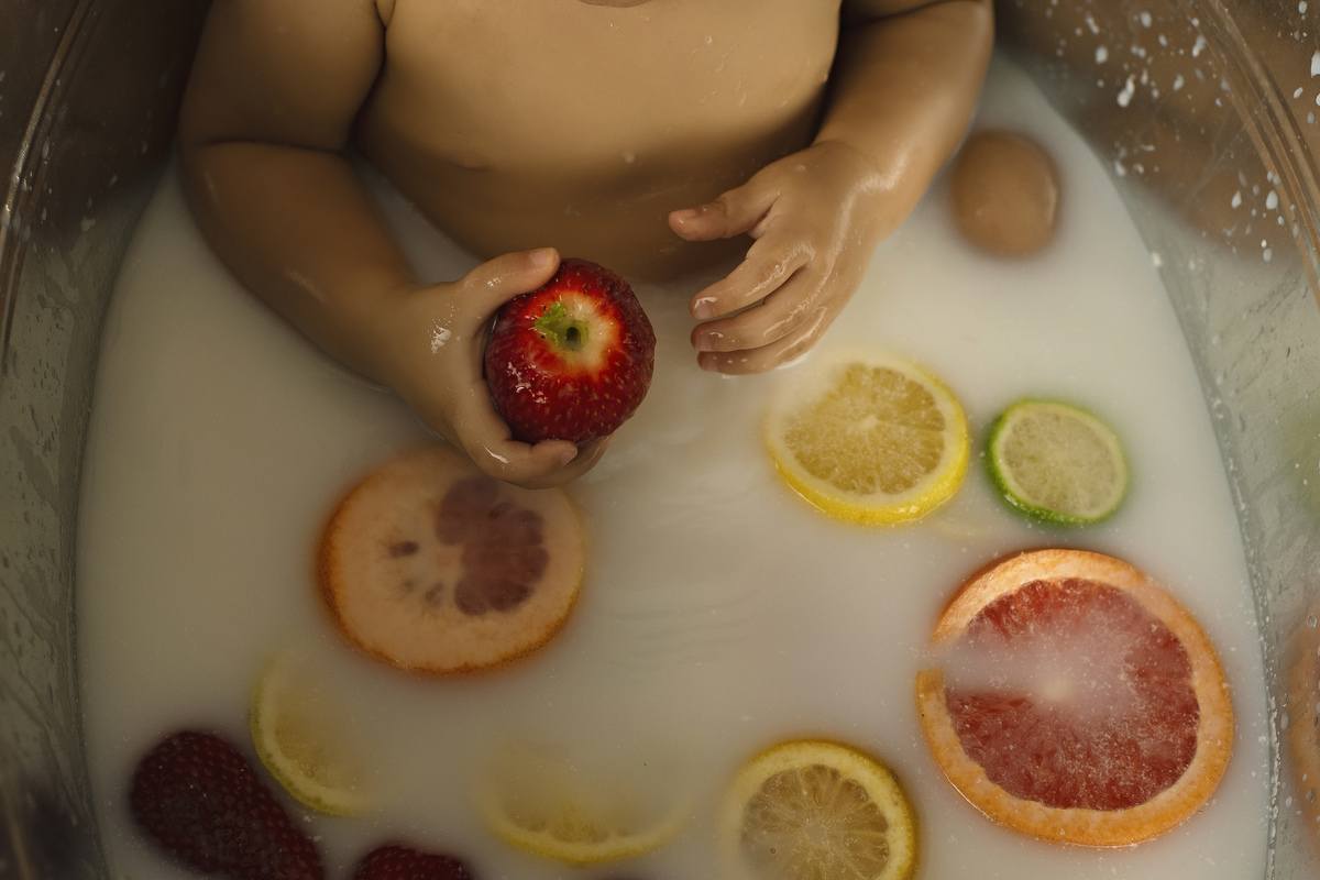 milk bath, barra da tijuca, ensaio do banho, banho de leite, banho de bebê, foto de bebê, barra da tijuca, fotografia newborn, fotografia infantil, sessão splash, sessão de banho de leite, banho com frutas, banho com flores, melhor fotógrafa do Rio