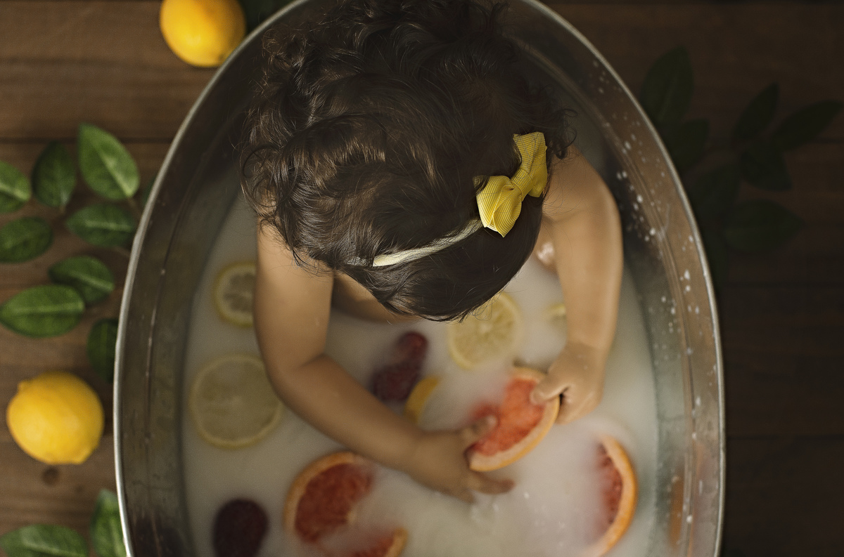 milk bath, barra da tijuca, ensaio do banho, banho de leite, banho de bebê, foto de bebê, barra da tijuca, fotografia newborn, fotografia infantil, sessão splash, sessão de banho de leite, banho com frutas, banho com flores, melhor fotógrafa do Rio