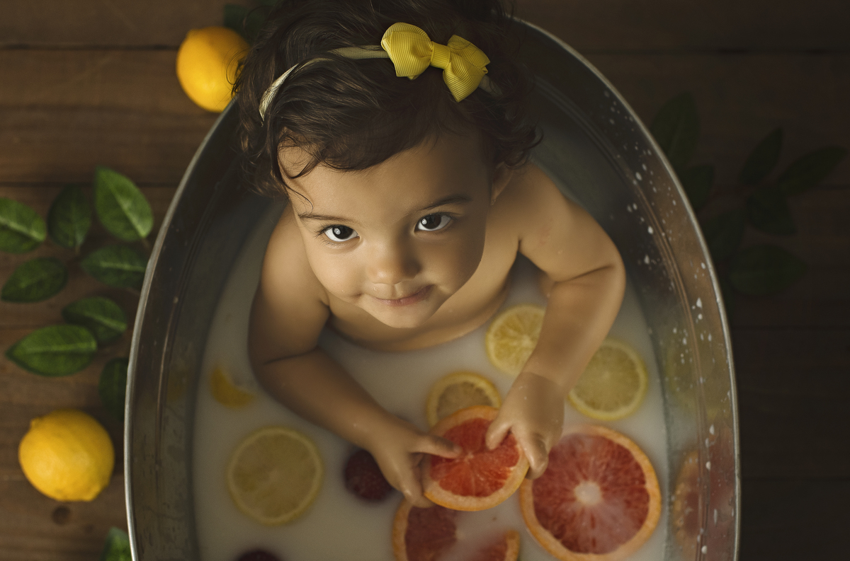 milk bath, barra da tijuca, ensaio do banho, banho de leite, banho de bebê, foto de bebê, barra da tijuca, fotografia newborn, fotografia infantil, sessão splash, sessão de banho de leite, banho com frutas, banho com flores, melhor fotógrafa do Rio