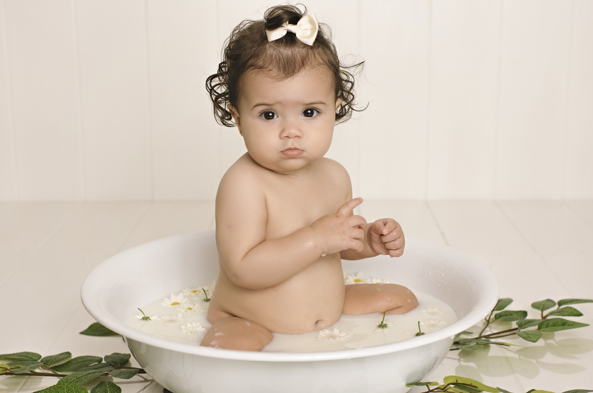 milk bath, banho de flores, banho de frutas, banho de bebê, banho de leite, ensaio milk bath, acompanhamento de bebê, milk bath barra da tijuca, banho de flores barra da tijuca, melhor fotógrafa de bebês da barra da tijuca, melhor fotógrafa newborn