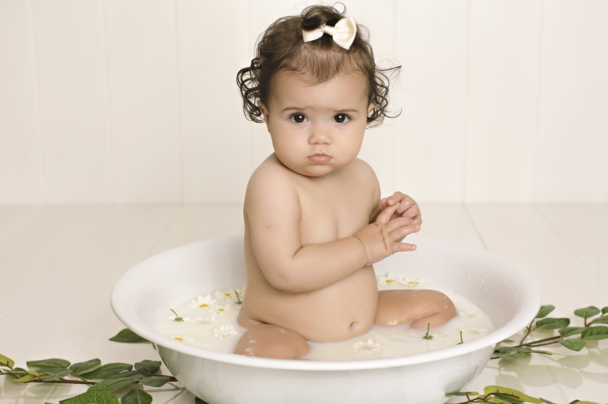 milk bath, banho de flores, banho de frutas, banho de bebê, banho de leite, ensaio milk bath, acompanhamento de bebê, milk bath barra da tijuca, banho de flores barra da tijuca, melhor fotógrafa de bebês da barra da tijuca, melhor fotógrafa newborn