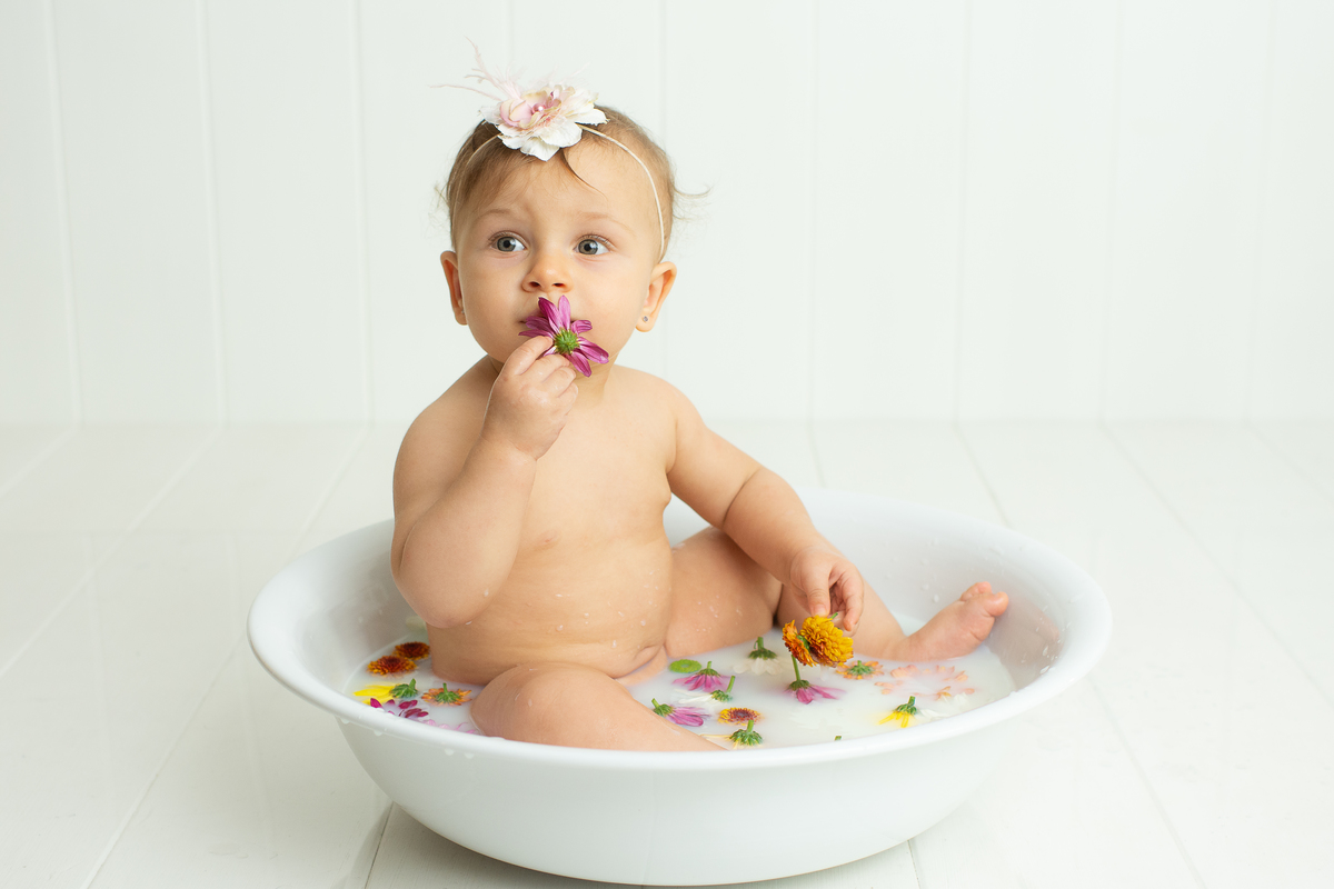 milkbath, banho de flores, banho de frutas, fotos de bebê barra da tijuca, fotografia infantil barra da tijuca, newborn barra da tijuca, newborn rio de janeiro, melhor fotógrafa newborn, melhor fotógrafa newborn na barra da tijuca, acompanhamento de bebês