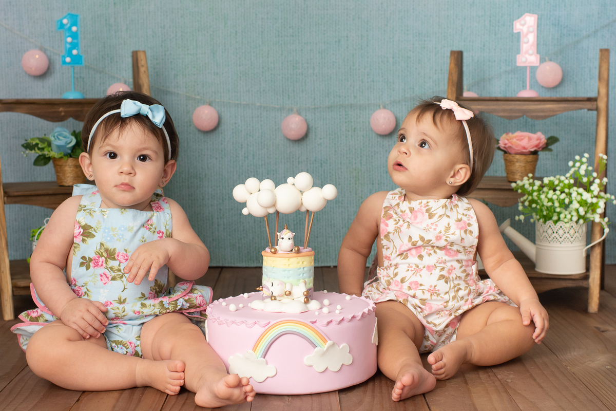 ensaio de 1 aninho, fotos de 1 aninho, smash the cake em estúdio, bolo fake, gêmeas, fotos de bebê, ensaio infantil barra da tijuca