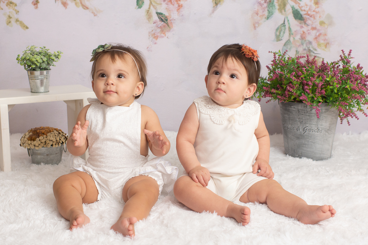 ensaio de 1 aninho, fotos de 1 aninho, smash the cake em estúdio, bolo fake, gêmeas, fotos de bebê, ensaio infantil barra da tijuca