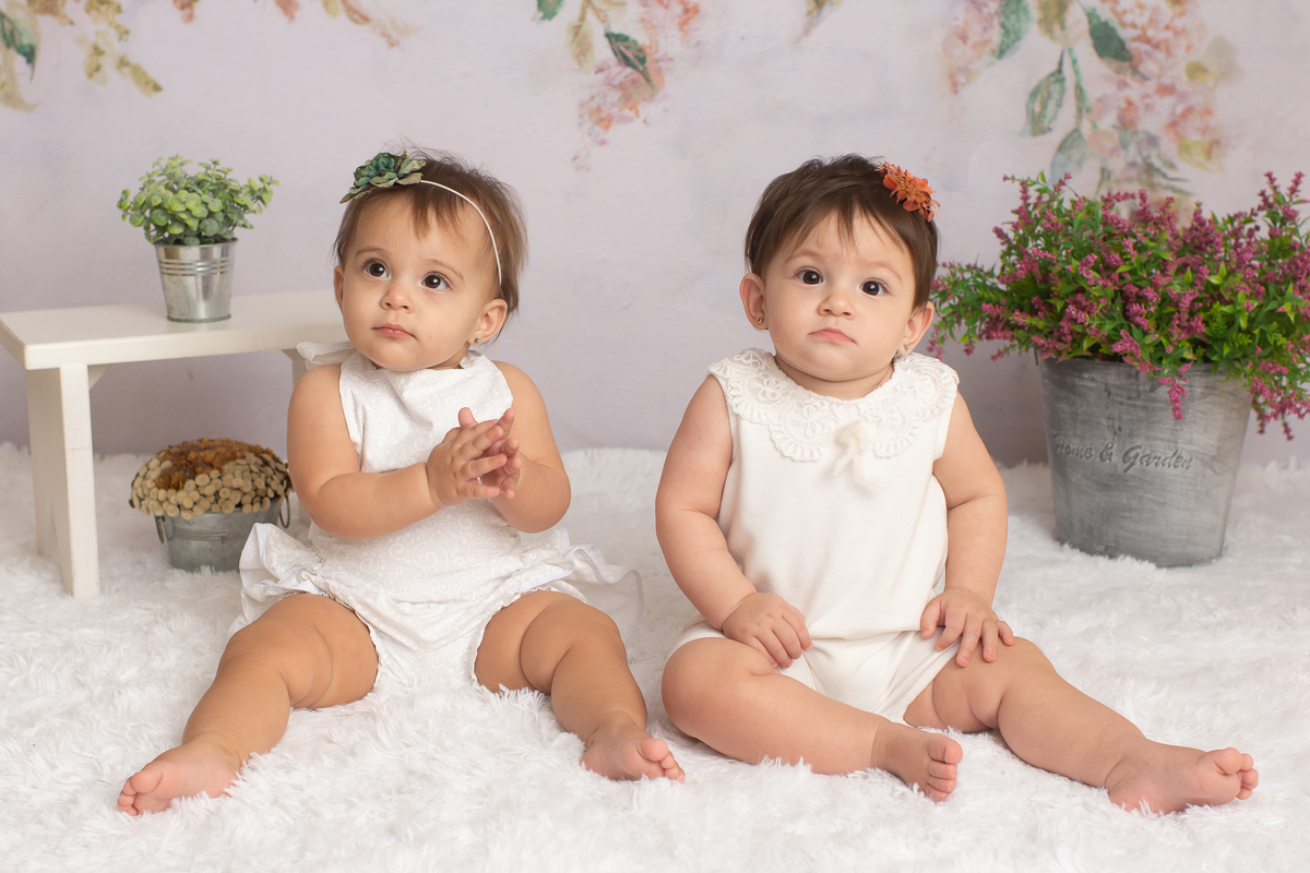 ensaio de 1 aninho, fotos de 1 aninho, smash the cake em estúdio, bolo fake, gêmeas, fotos de bebê, ensaio infantil barra da tijuca