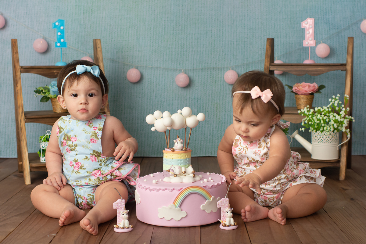 ensaio de 1 aninho, fotos de 1 aninho, smash the cake em estúdio, bolo fake, gêmeas, fotos de bebê, ensaio infantil barra da tijuca