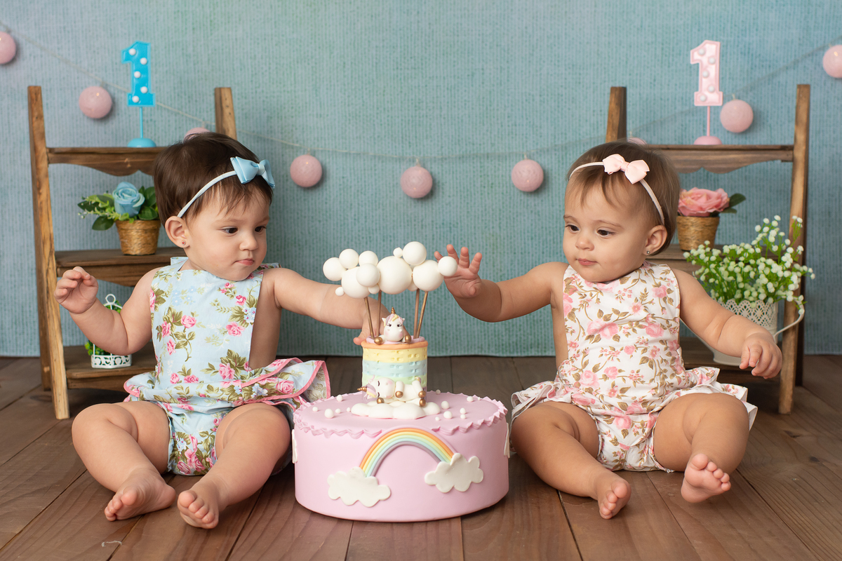 ensaio de 1 aninho, fotos de 1 aninho, smash the cake em estúdio, bolo fake, gêmeas, fotos de bebê, ensaio infantil barra da tijuca