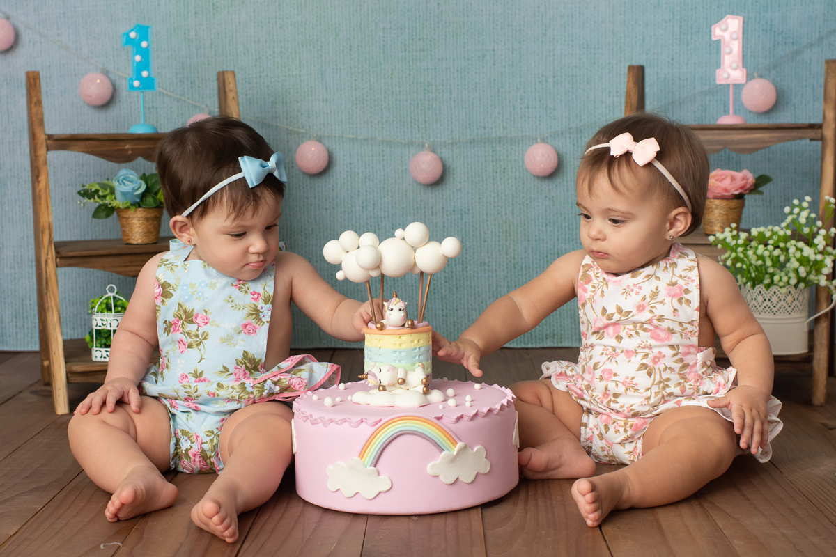 ensaio de 1 aninho, fotos de 1 aninho, smash the cake em estúdio, bolo fake, gêmeas, fotos de bebê, ensaio infantil barra da tijuca