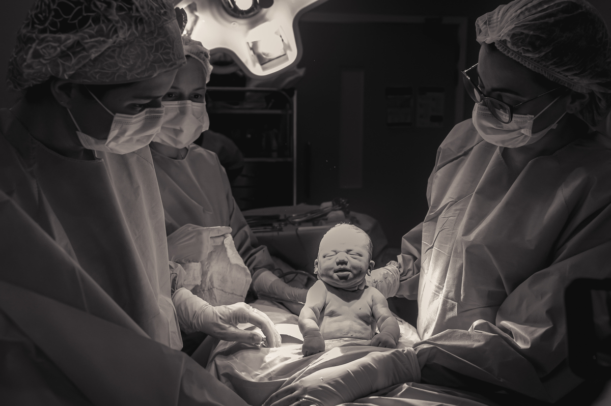 fotografia de parto, foto de parto, registro fotografico de parto, parto cesarea, fotos de cesarea, fotografa de parto, foto de nascimento, foto de parto na perinatal, melhor fotografa de partos