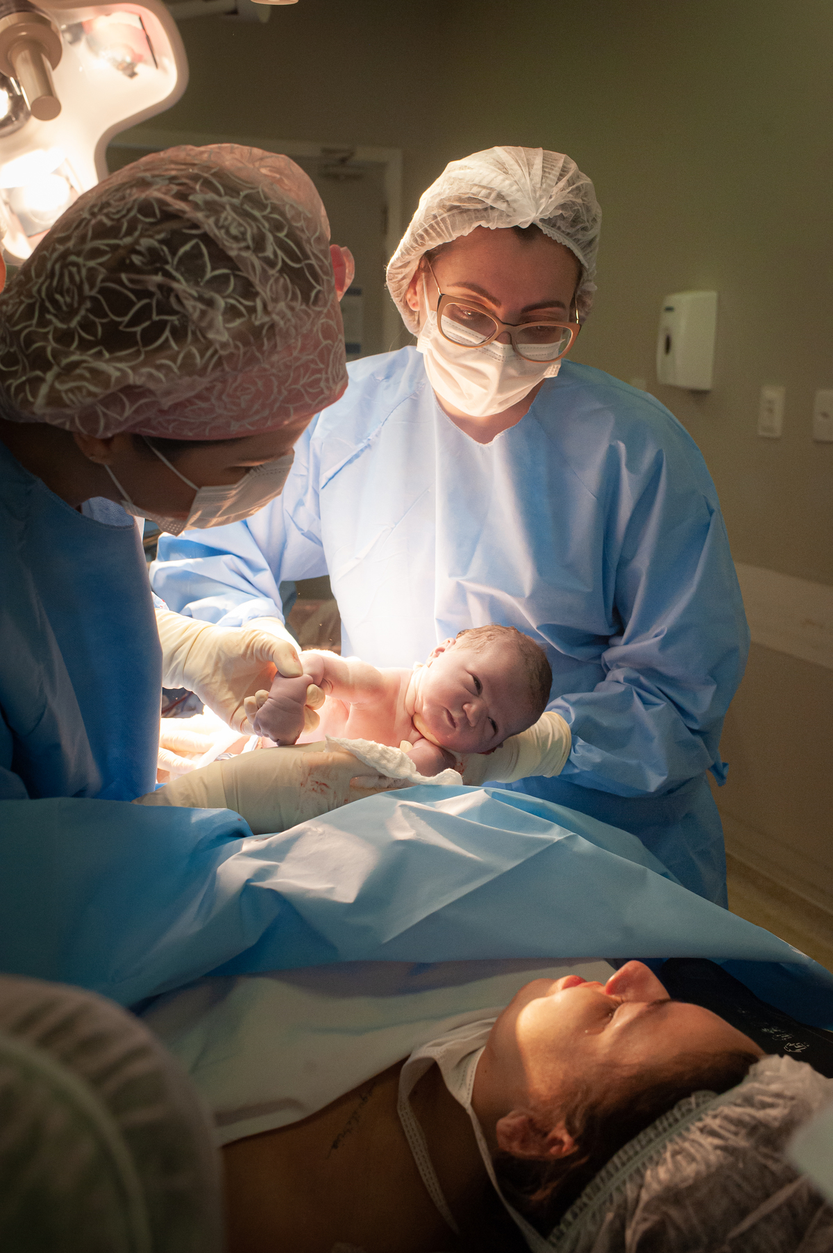 fotografia de parto, foto de parto, registro fotografico de parto, parto cesarea, fotos de cesarea, fotografa de parto, foto de nascimento, foto de parto na perinatal, melhor fotografa de partos