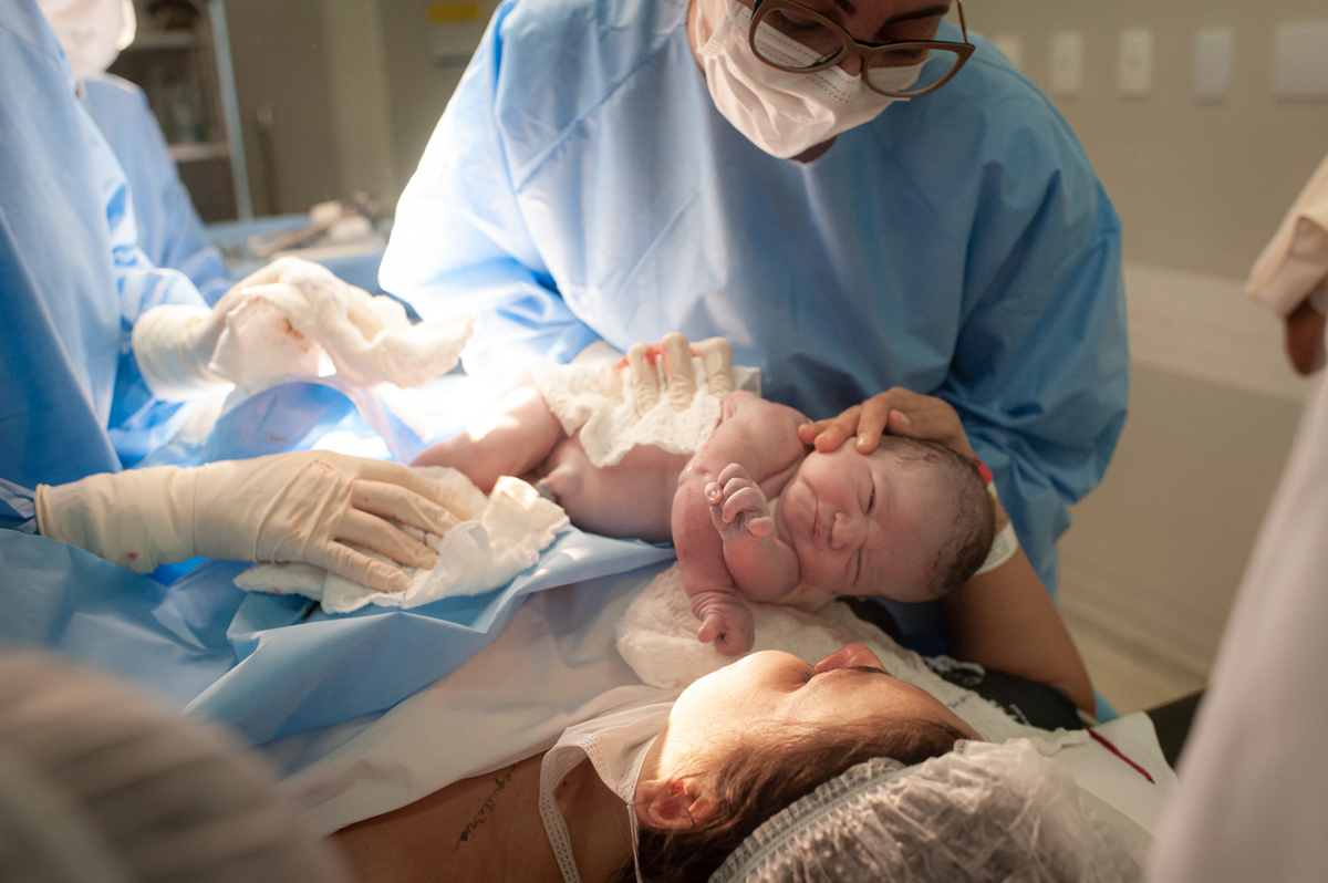 fotografia de parto, foto de parto, registro fotografico de parto, parto cesarea, fotos de cesarea, fotografa de parto, foto de nascimento, foto de parto na perinatal, melhor fotografa de partos