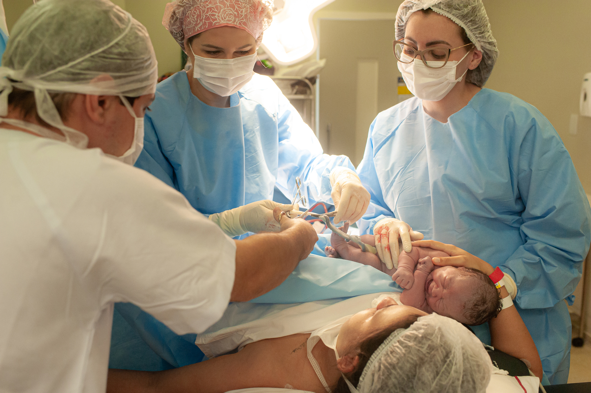 fotografia de parto, foto de parto, registro fotografico de parto, parto cesarea, fotos de cesarea, fotografa de parto, foto de nascimento, foto de parto na perinatal, melhor fotografa de partos