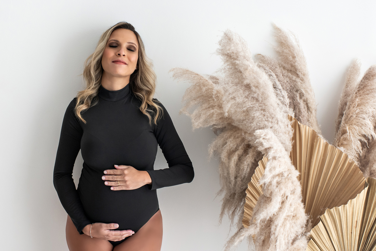 ensaio gestante, gestante em estúdio, ensaio gestante atemporal, moderno e casual, gestante barra da tijuca, gestante linda, estúdio gestante barra da tijuca, gestação saudável, fotos clássicas de gestante, book gestante, fotos de grávida, gravidez