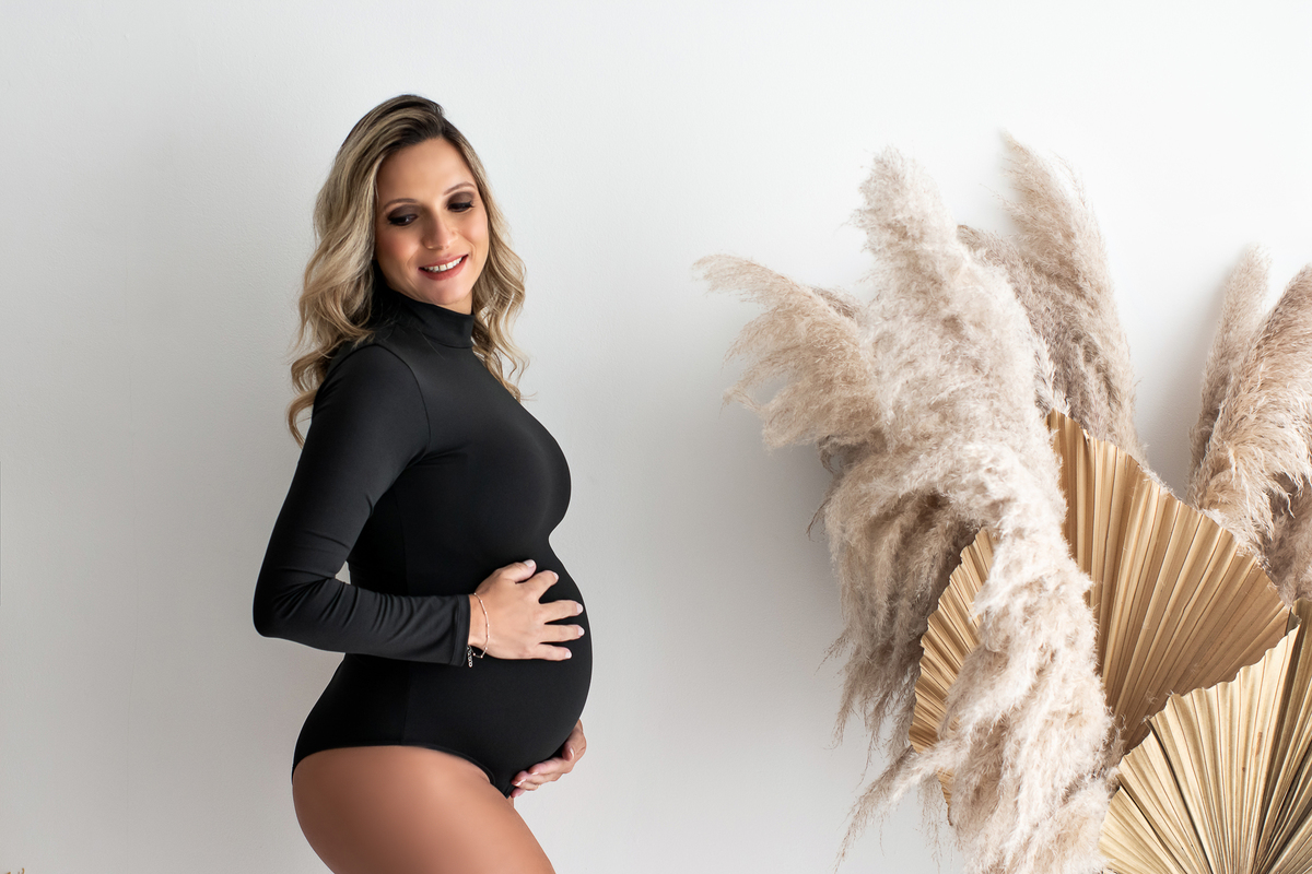 ensaio gestante, gestante em estúdio, ensaio gestante atemporal, moderno e casual, gestante barra da tijuca, gestante linda, estúdio gestante barra da tijuca, gestação saudável, fotos clássicas de gestante, book gestante, fotos de grávida, gravidez