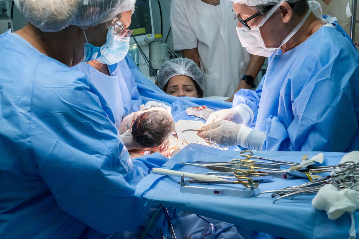 fotografia de parto, fotos de parto, parto cesárea, perinatal, fotos de nascimento, fotógrafa de parto, fotógrafa de bebês, fotografia newborn, fotografia de gestante, cesárea humanizada, melhor fotógrafa newborn
