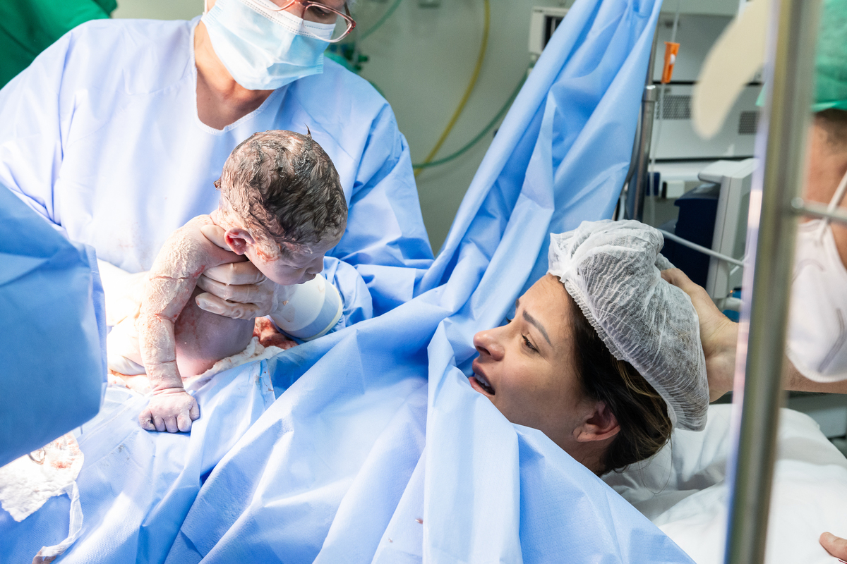fotografia de parto, fotos de parto, parto cesárea, perinatal, fotos de nascimento, fotógrafa de parto, fotógrafa de bebês, fotografia newborn, fotografia de gestante, cesárea humanizada, melhor fotógrafa newborn
