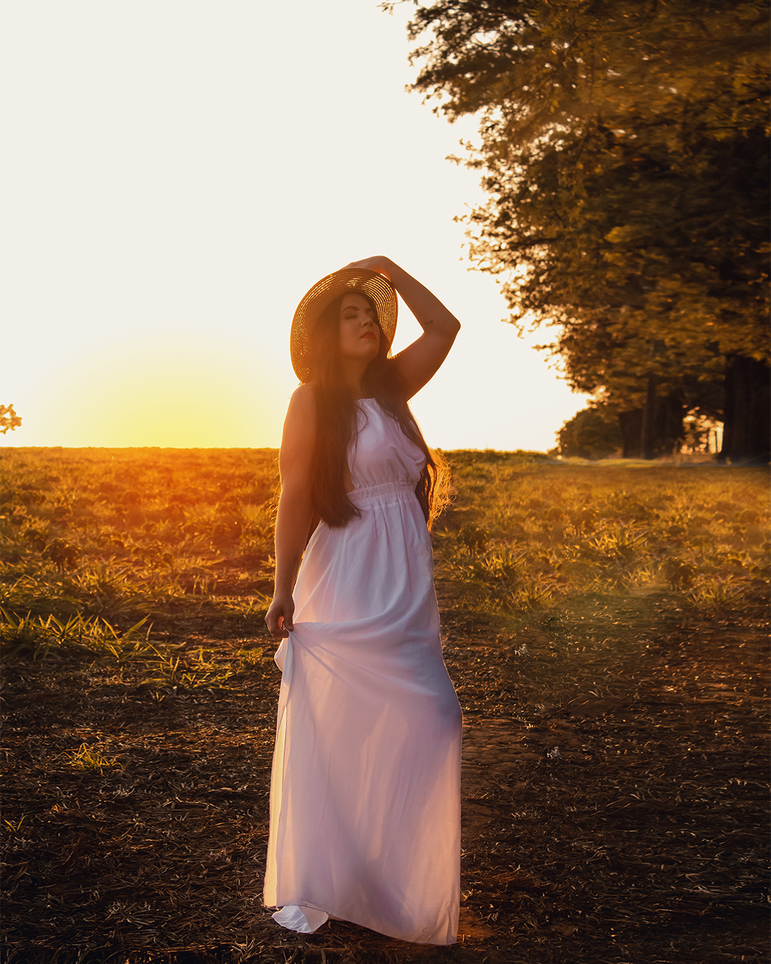 Ela queria o pôr do sol, e como negar o pedido de uma cliente maravilhosa dessas? Corremos contra o tempo pra achar, e o pôr do sol estava lindo mas olha a perfeição dessa mulher! Não tem como sair nada menos que incrível! Eu estou apaixonada em cada foto