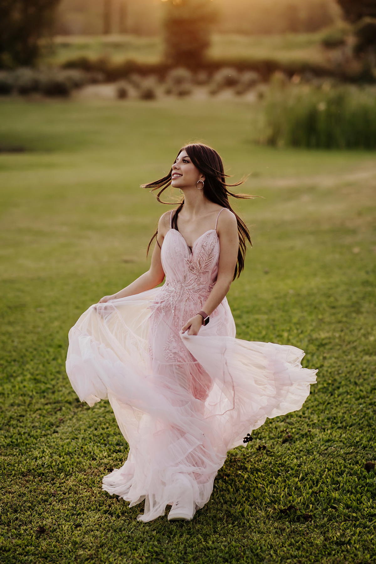 foto debutante parecendo princesa no campo. Debutante vindo caminhando feliz com vestido. Foto feita por Javorski Producoes