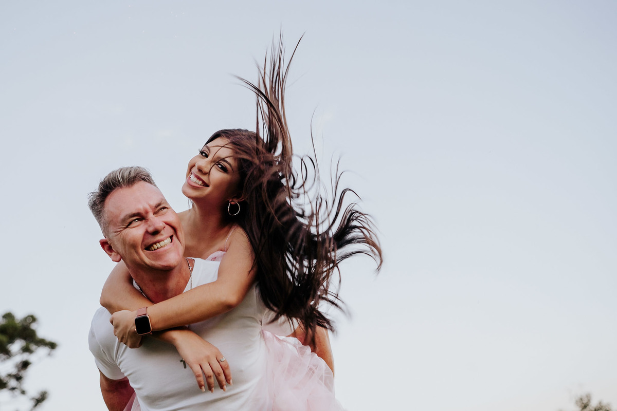 pai e filha felizes brincando, foto espontanea de debutante com pai se  divertindo. foto feita por javorski producoes.