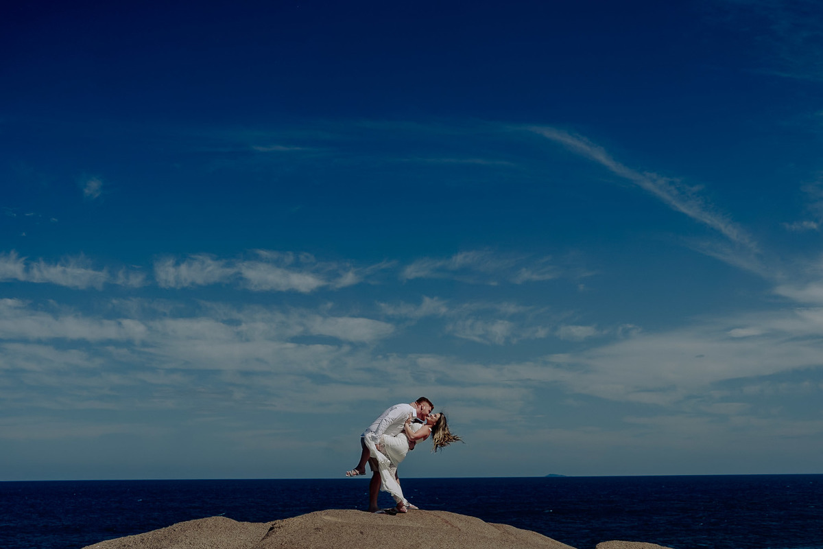 foto de casal na praia de florianopolis.
foto com céu maravilhoso e casal de noivos se beijando. feito por Javorski Producoes 
