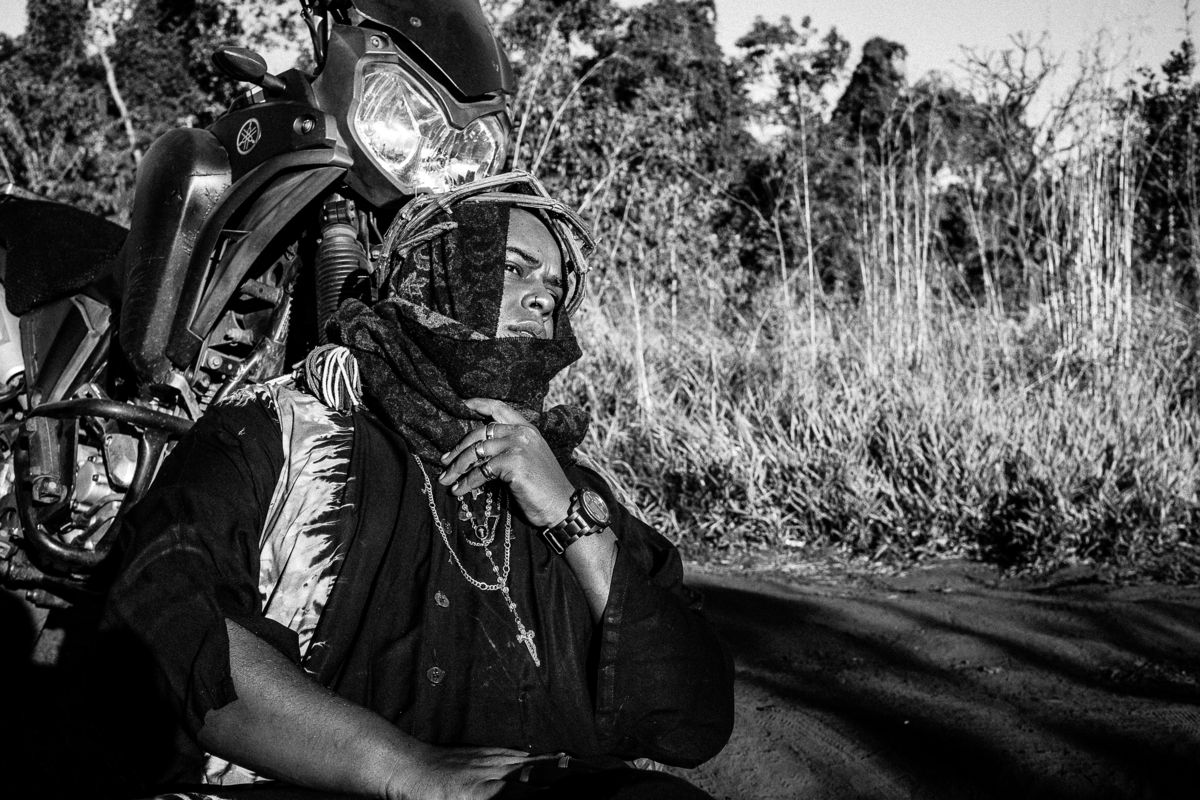 Calango Cangaço

Dizem-se os novos coronéis das antigas capitânias hereditárias donos reais dessa nossa terra, eles que aguardem a ardência da terra que queima. Deles num é nem um toco e nem um tijolo. Tudo que cresce e floresce é nosso.
