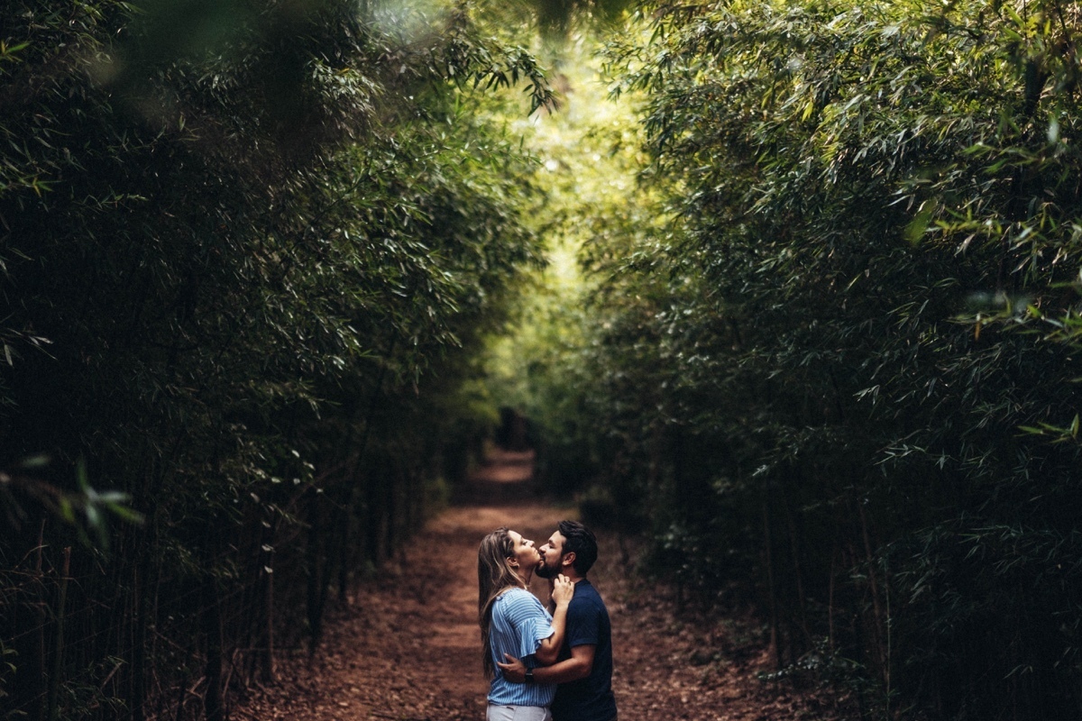 casal beijando centralizado corredor bambus