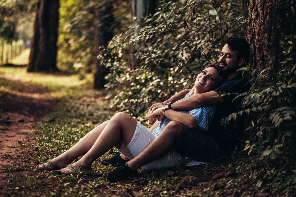 casal sentado abraçado sorrindo intimista aconchego