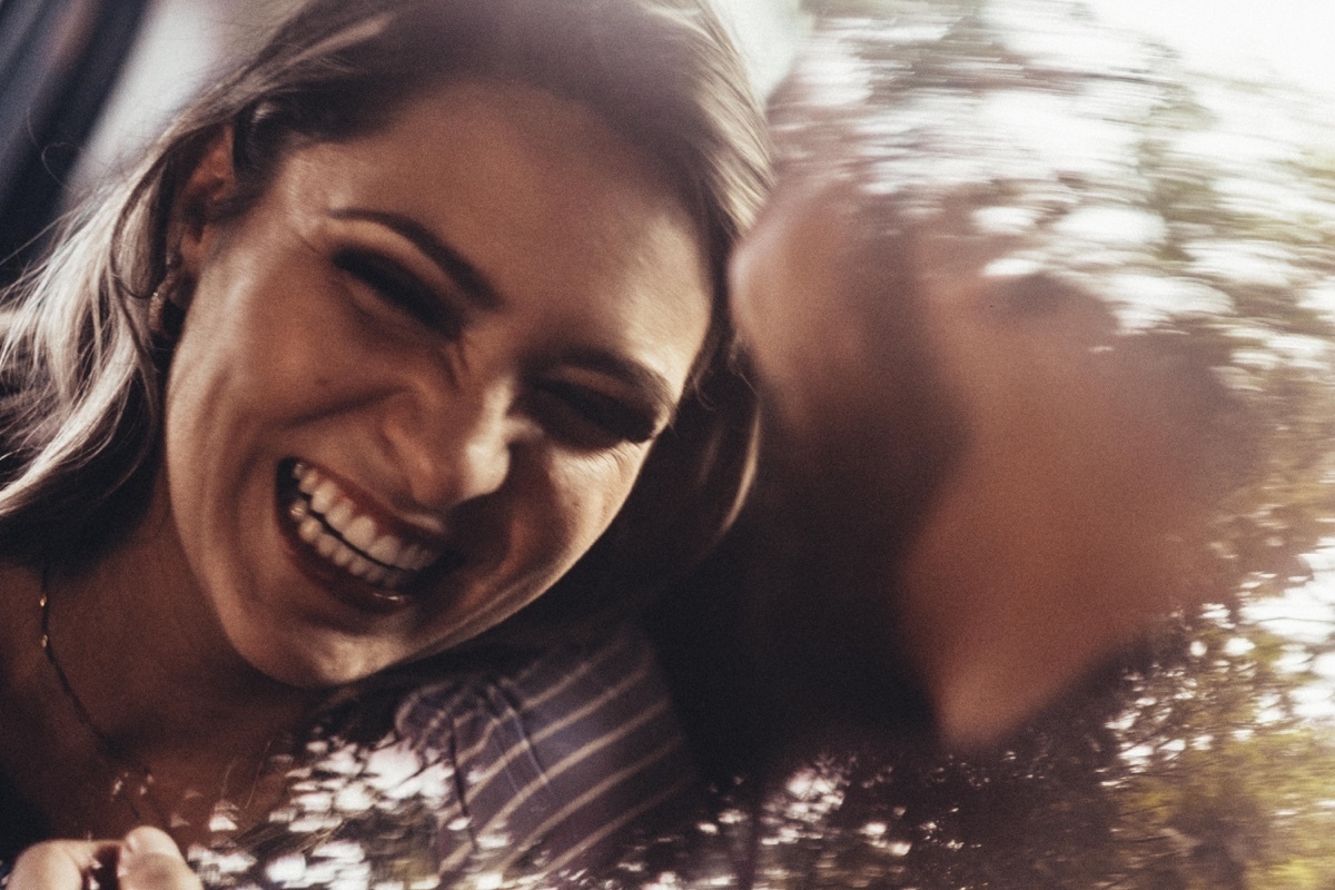 noiva sorrindo dentro carro