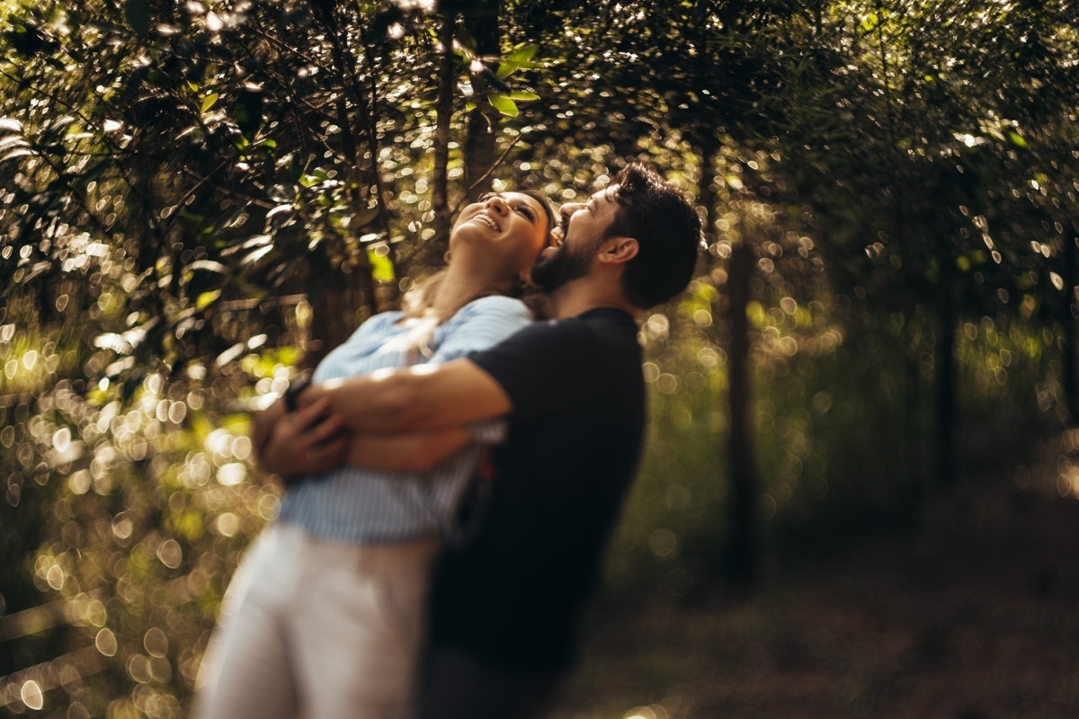 noivo abraça noiva por trás sorrindo bokeh tilt-shift helios m42 petzval