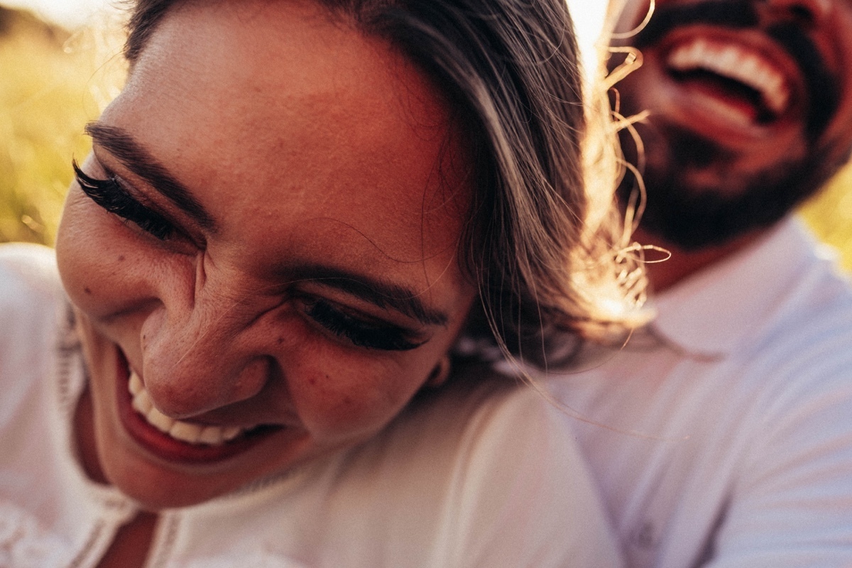 casal feliz sorrindo 