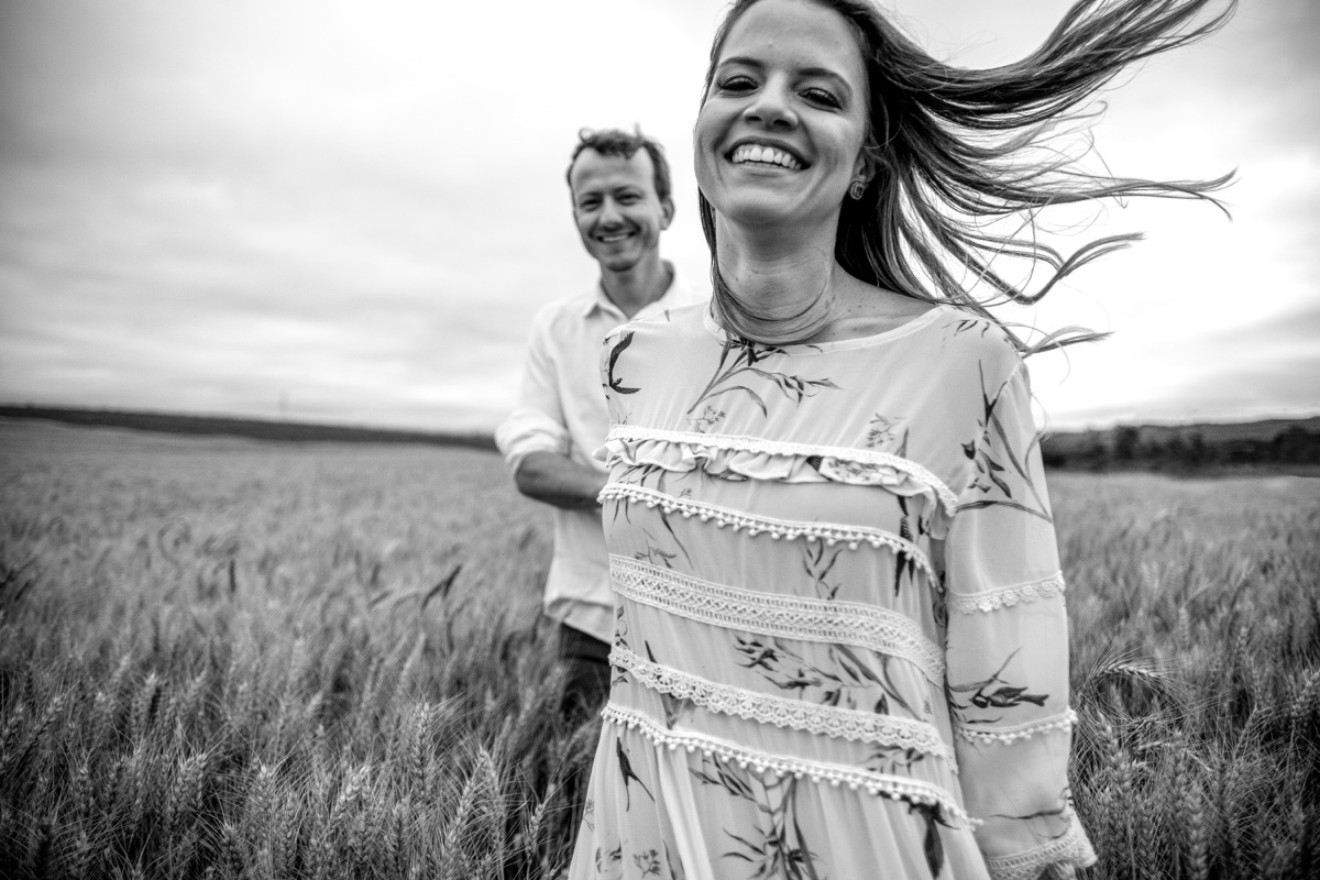 casal caminhando plantação de trigo cabelos voando