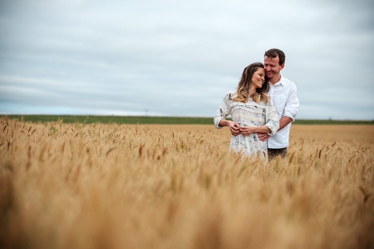 Casal abraçado plantação de trigo