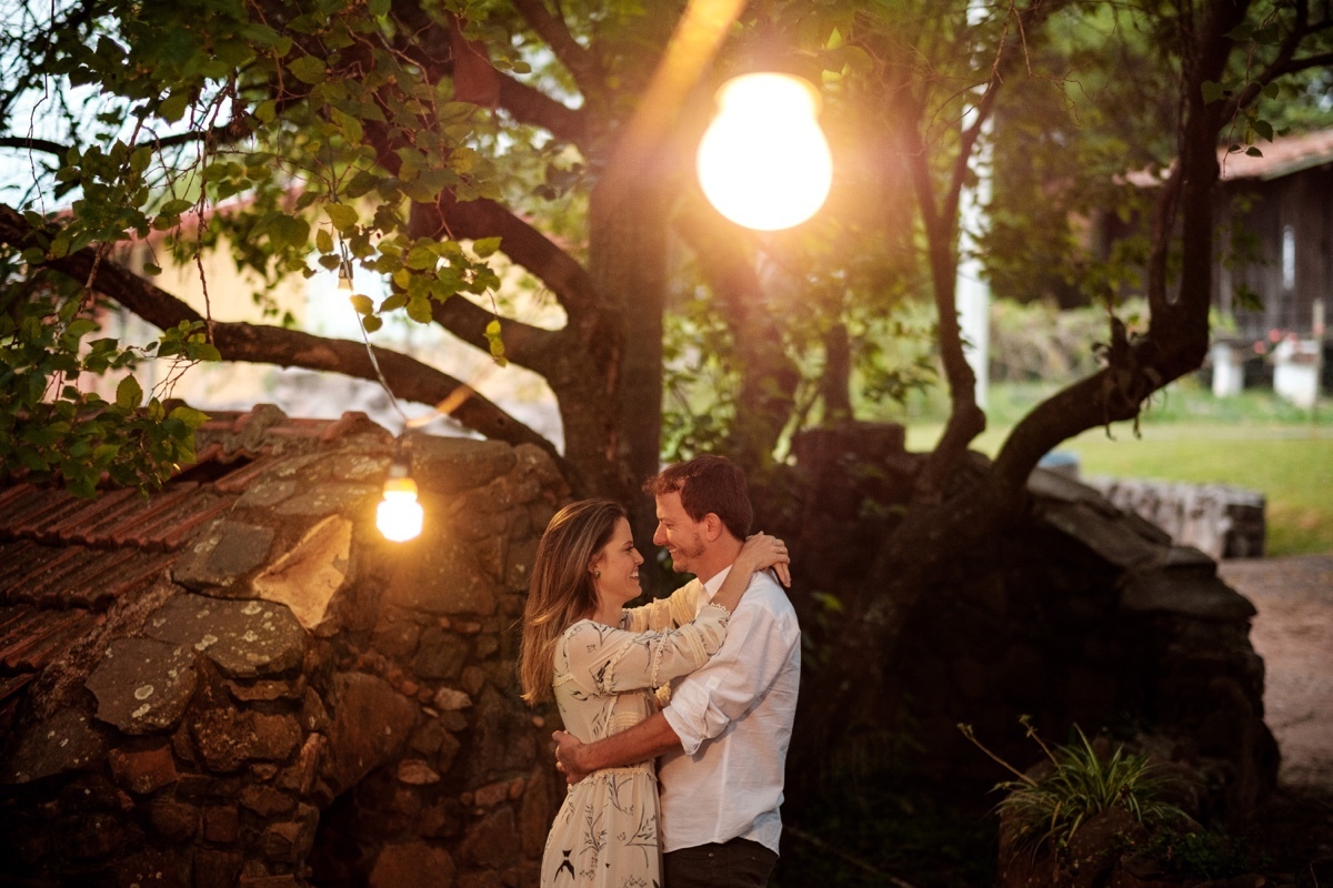 casal romântico abraçado luzes 