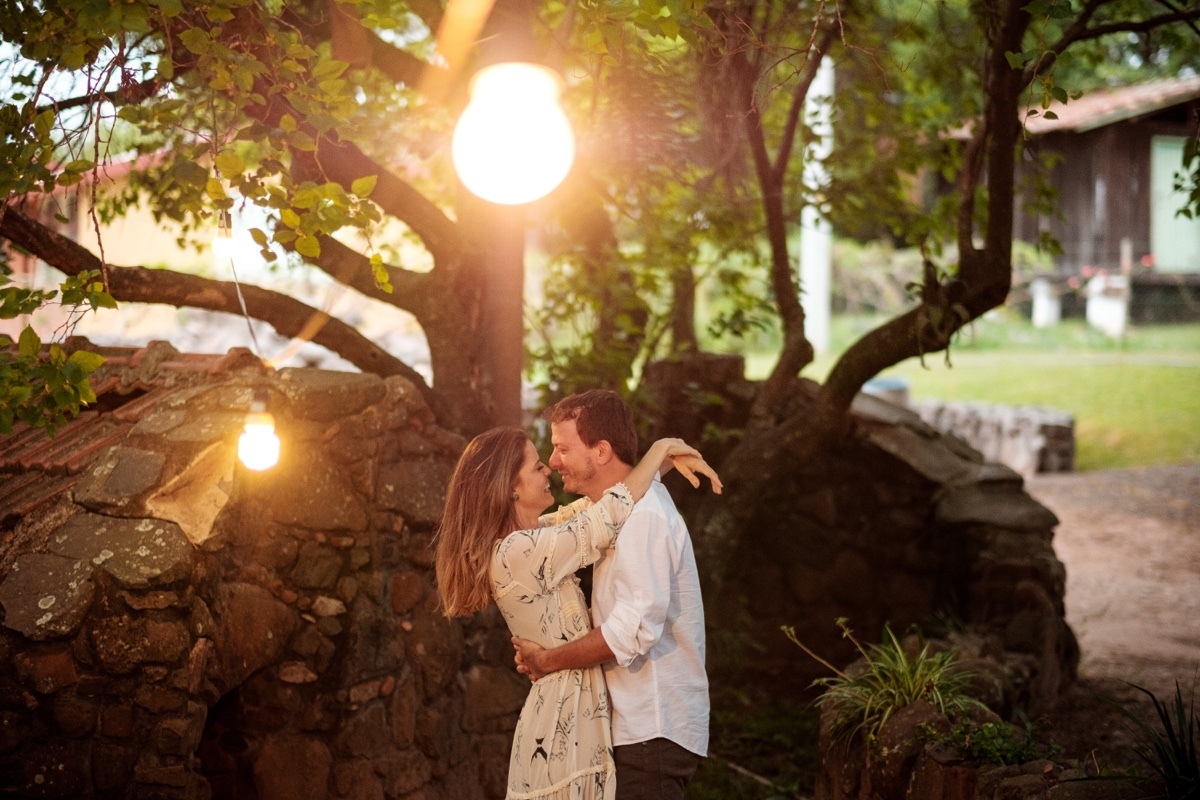 casal romântico abraçado luzes 