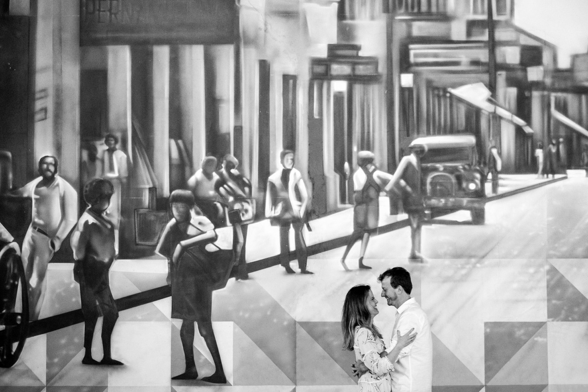 casal olhar romântico pintura urbana 