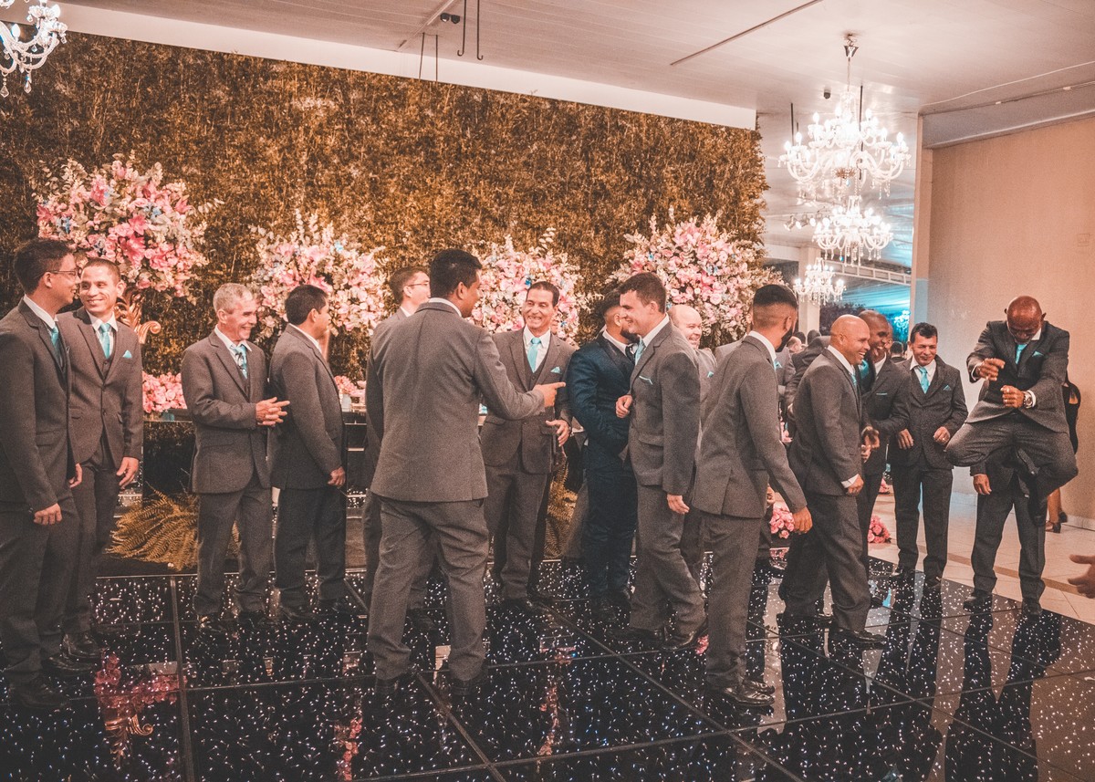 E do nada vejo um padrinho dando a famosa 