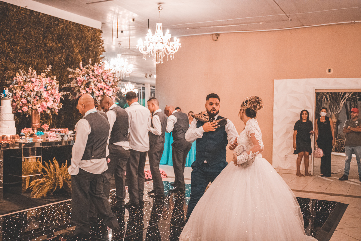 É jogador, casou, vai ter que pendurar as chuteiras. 