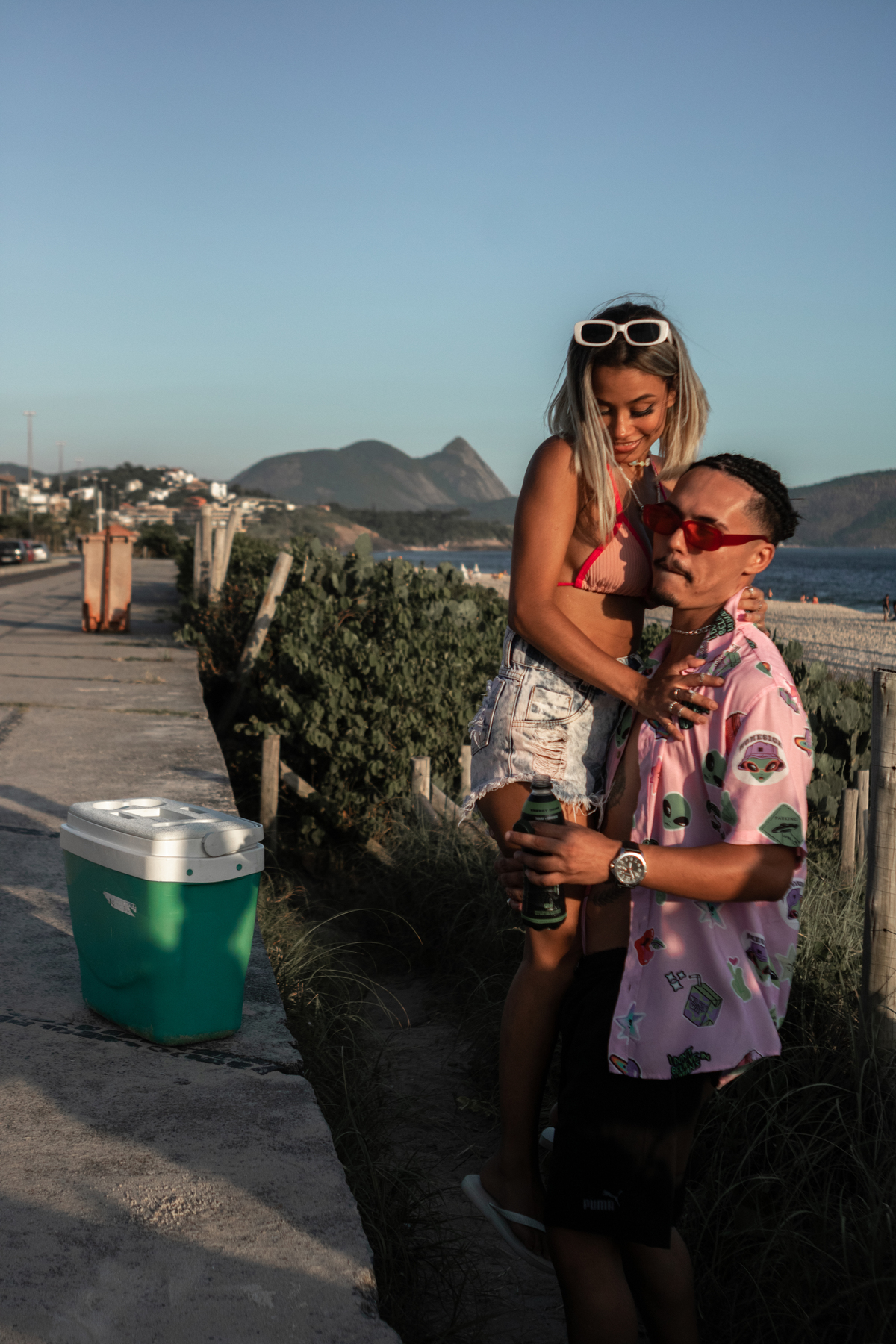 Quando a pessoa é baixinha e precisa de ajuda para descer o calçadão..