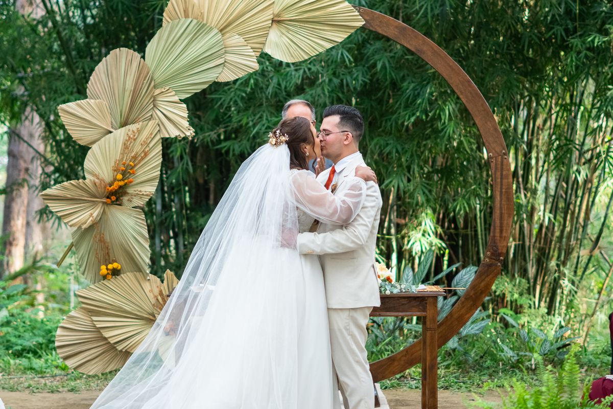 Casamentonocampo.casamentodiurno.casamentoatarde.casamentoacéuaberto.aruja.espaçoverdearuja.fotografodecasamento.fotografiadecasamento.horizontesfotoefilme.