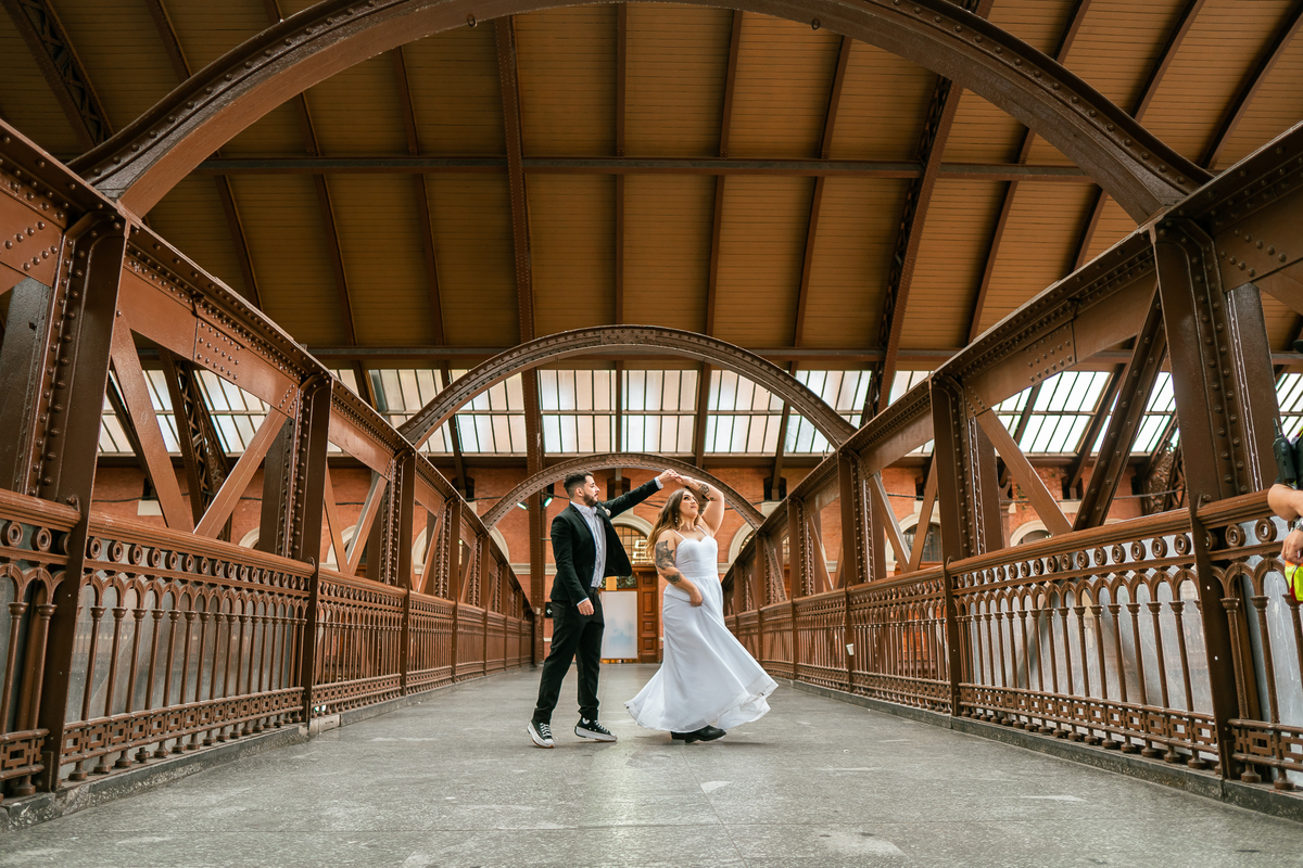 prewedding.criativo.2023.casamento2023.preweddingnomc.preweddingnomuseudoipiranga.preweddingnaestacãodaluz.casaldivertido.noivacriativa.fotografodesãopaulo