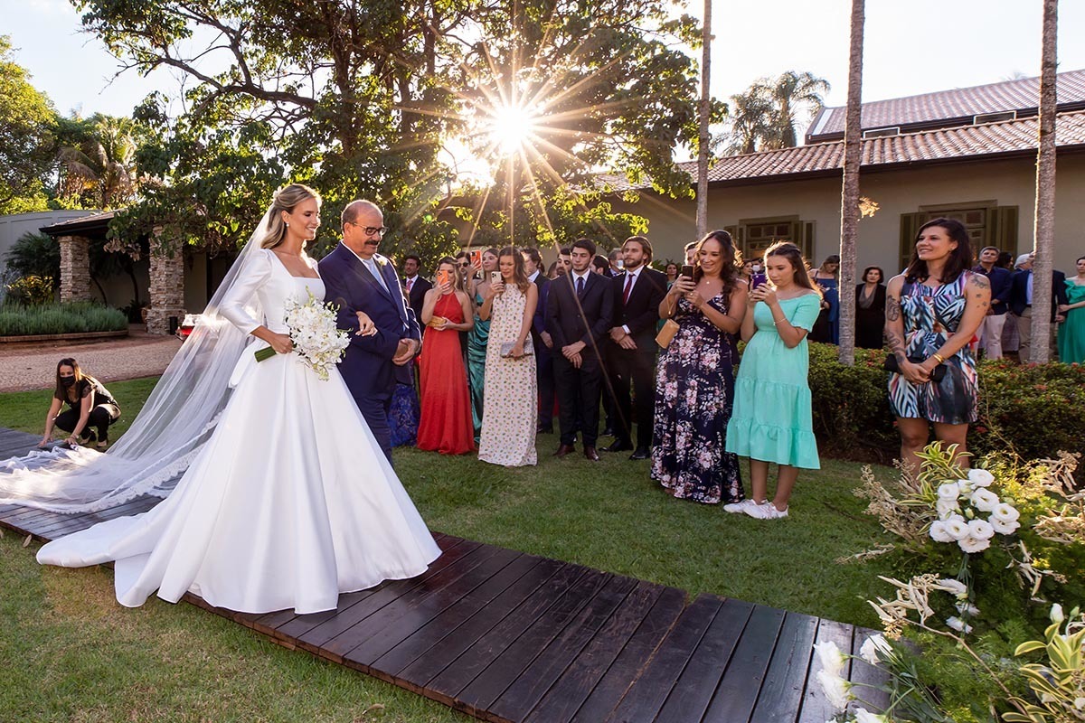 noiva casando no gazebo da casa de campo
