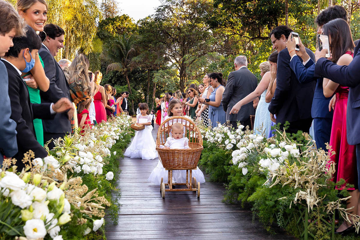 pajen levando as alianças na casa de campo, fotografo de casamento ribeirão preto
