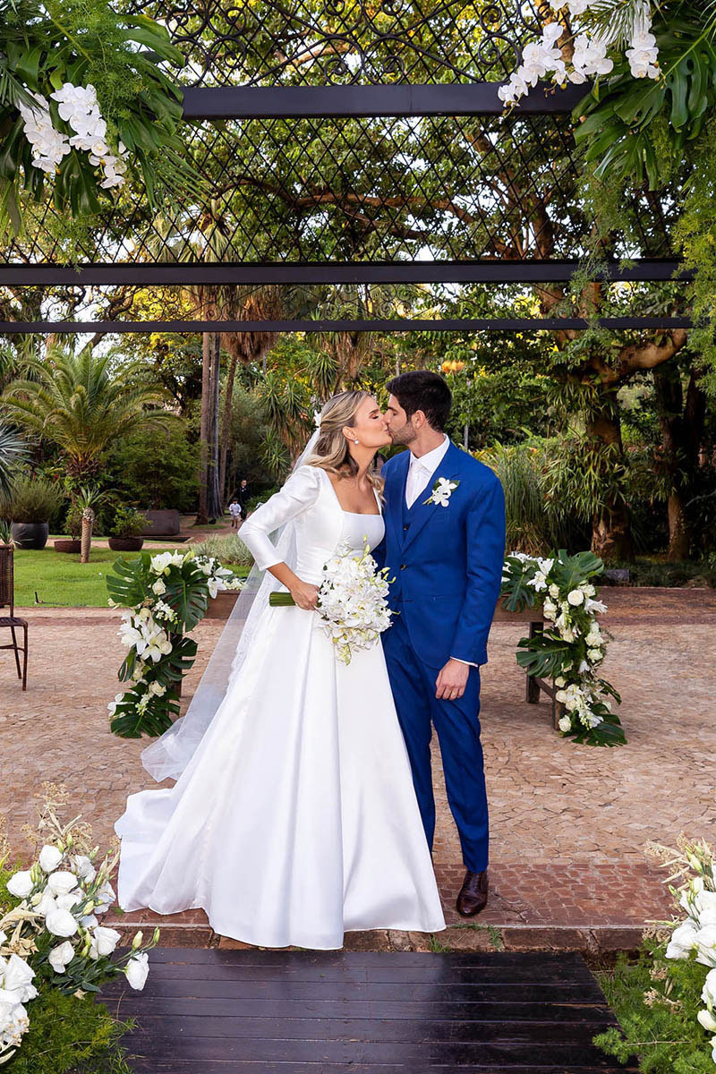 beijo dos noivos na casa de campo em ribeirao preto, fotografo de casamento ribeirão preto