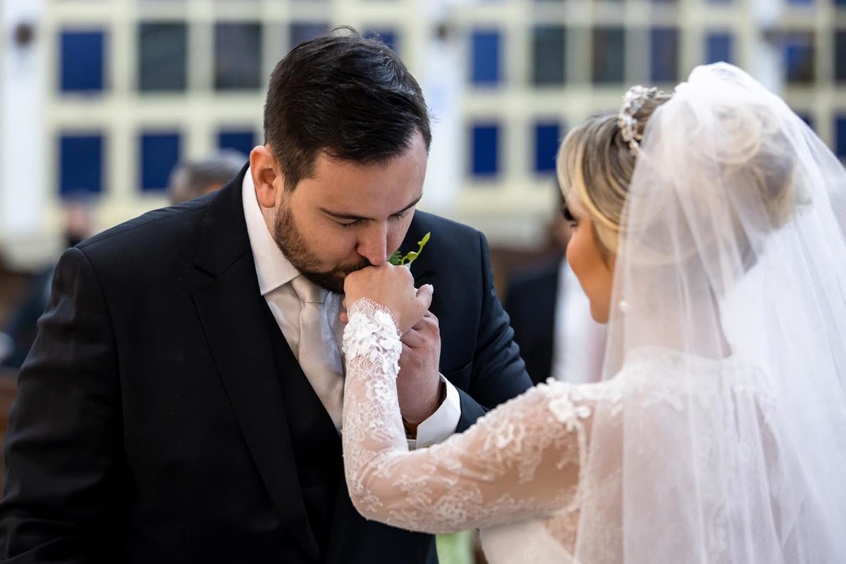 beijo noivo nas alianças