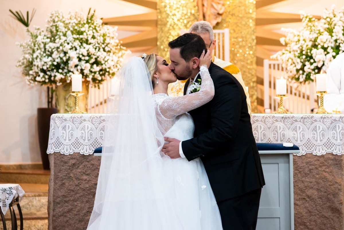 beijo dos noivos casamento no santuario Nossa Senhora Aparecida em Ribeirão Preto SP
