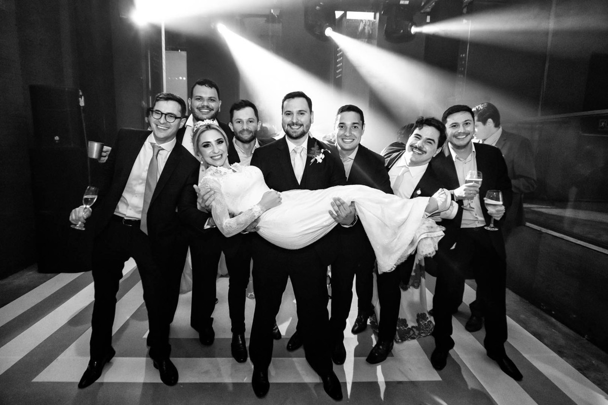 padrinhos carregando a noiva