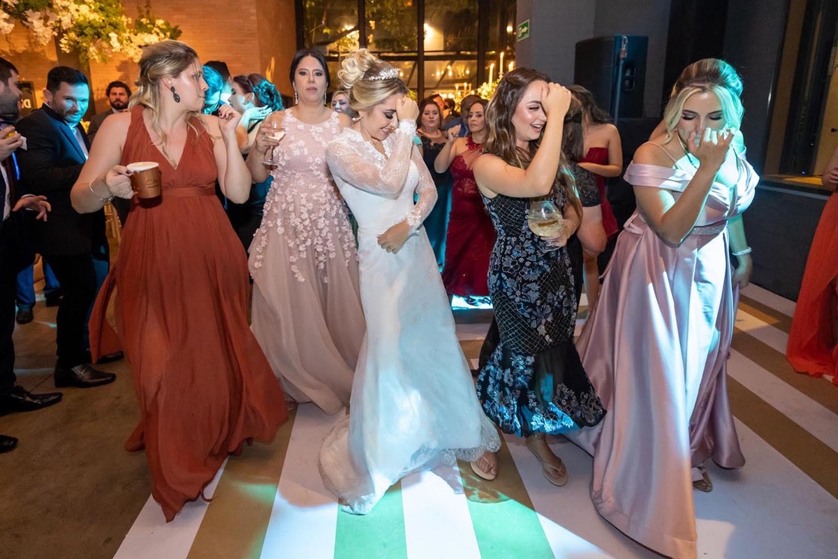 madrinhas dançando com a noiva