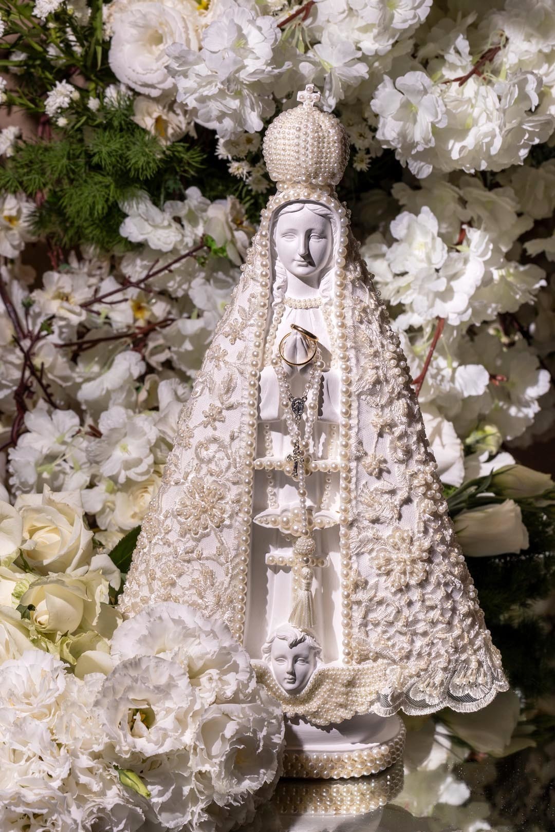 foto das alianças na mão de Nossa Senhora Aparecida