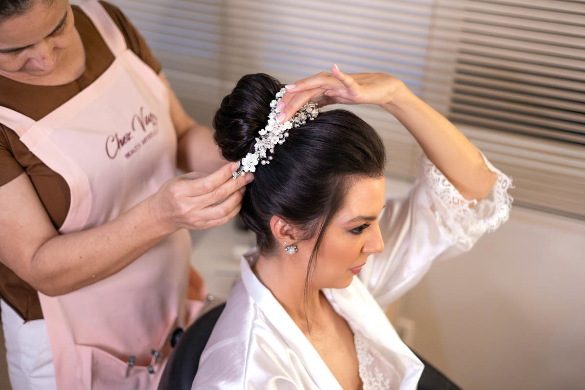 Chez Va Beauty Artist arrumando a noiva Valéria